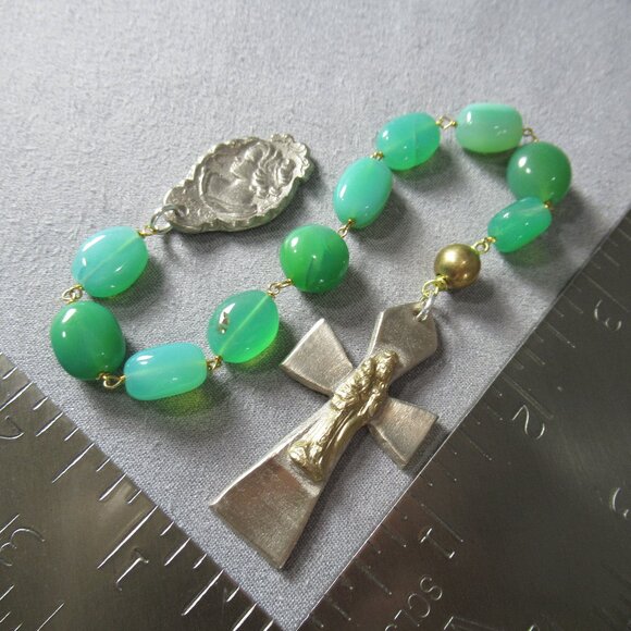 Madonna and Child Pocket Rosary, Chrysoprase and Bronze - Picture 5 of 6